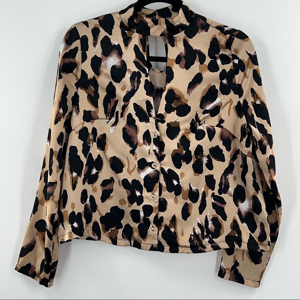 PrettyLittleThing Tan Silky Leopard Print Choker Detail Blouse - Picture 4 of 8
